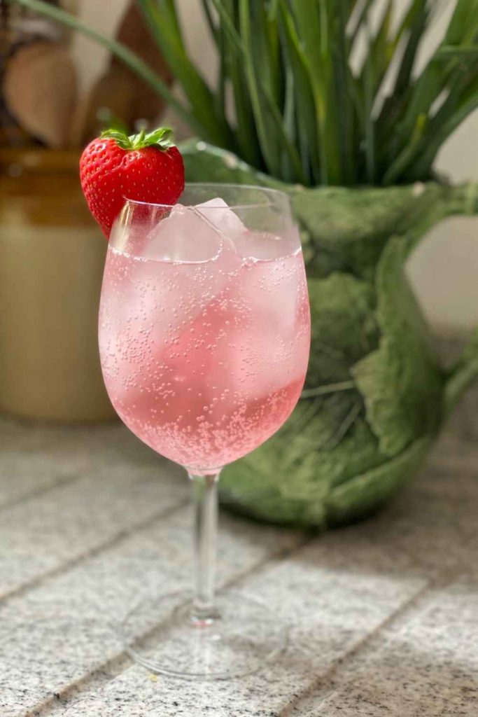 Pink Gin Spritz cocktail