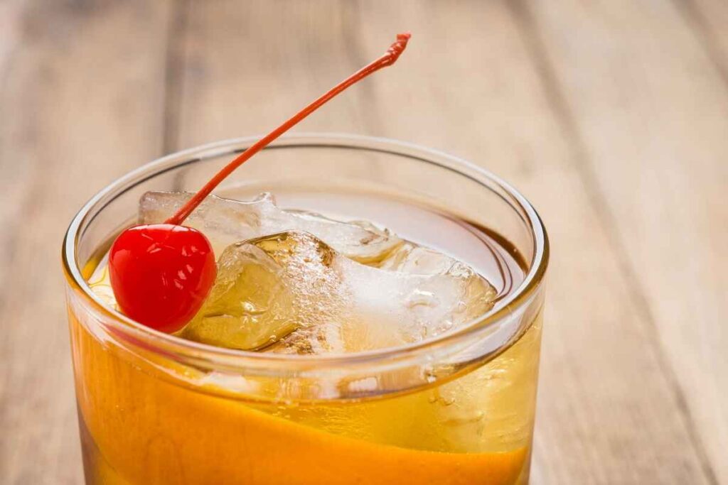 old-fashioned-cocktail-from-the-side