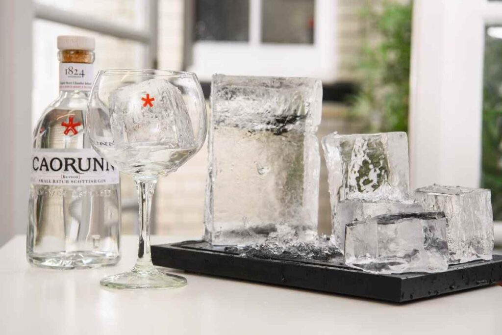 Caorunn Gin with ice cubes